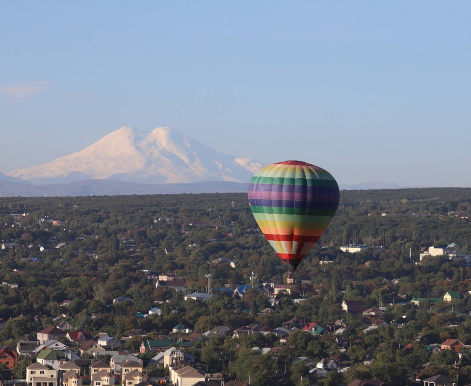Воздушный шар с корзиной  КМВ Ставрополь на фоне Эльбруса
